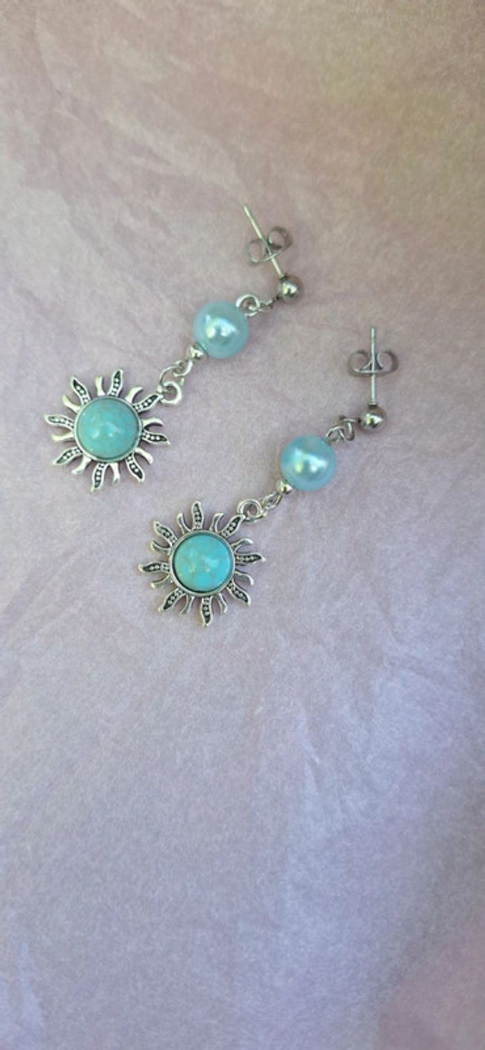 Boucles d’oreilles double perle bleue et soleil argenté - photo numéro 3