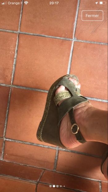 Sandales compensées  en daim kaki et bords semelles en  tafia