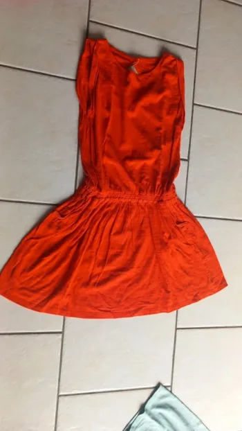 Robe orange sanguine taille élastique au niveau des hanches manches courtes kiabi 8 ans tbe