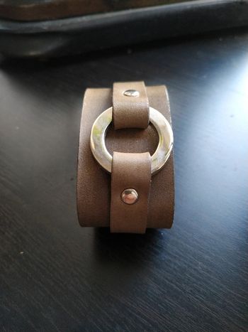 Bracelet en cuir kaki et argent