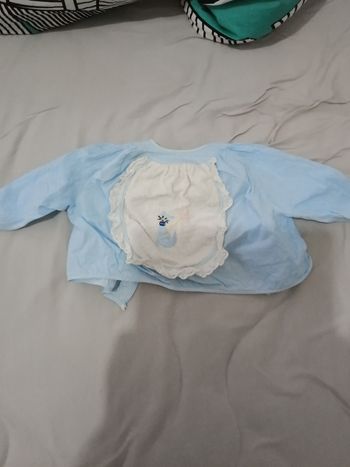 Haut bleu clair et multicolore