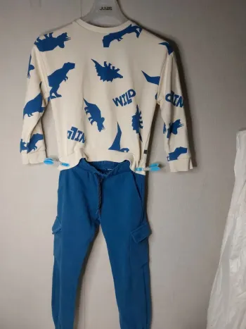 Ensemble jogging pantalon taille 7ans , haut taille 8 ans bleu imprimé "Okaïdi"