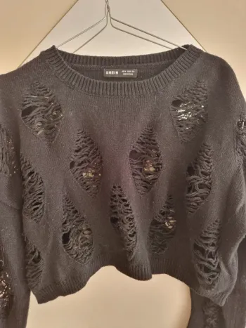 Pull noir déchiré col rond taille 38