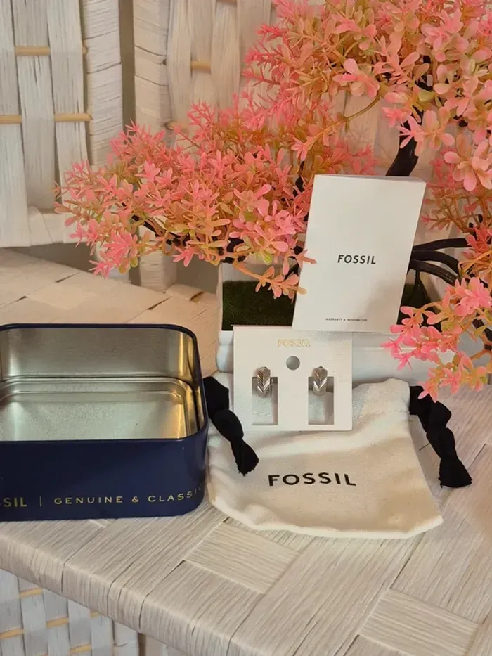 💕Jolie Boucles d'oreilles créoles femme Fossil  - Design chevrons argenté 💕 - photo numéro 3