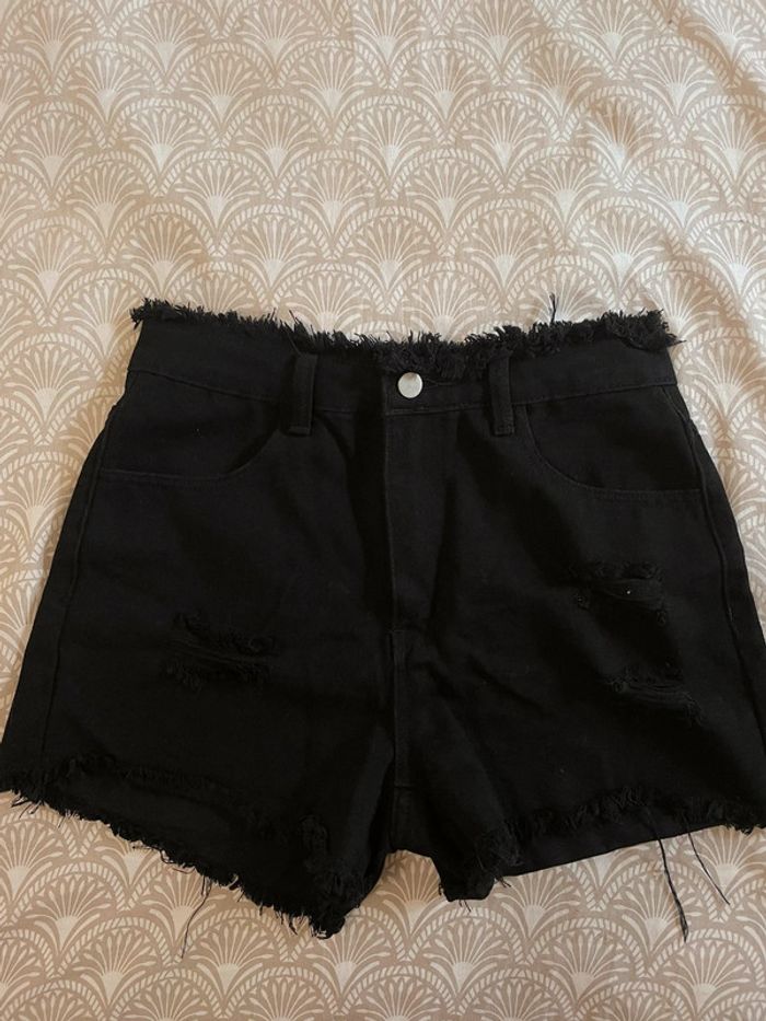 Short en jean noir destroy avec trous