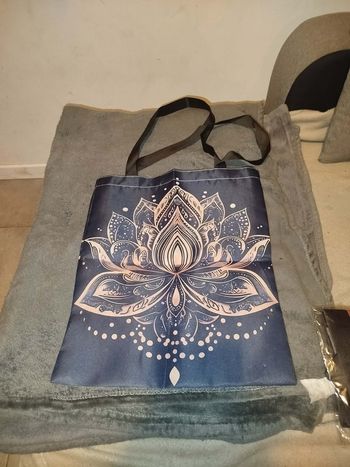 Sac bandoulière neuf  Motif lotus 40 x 35 cm