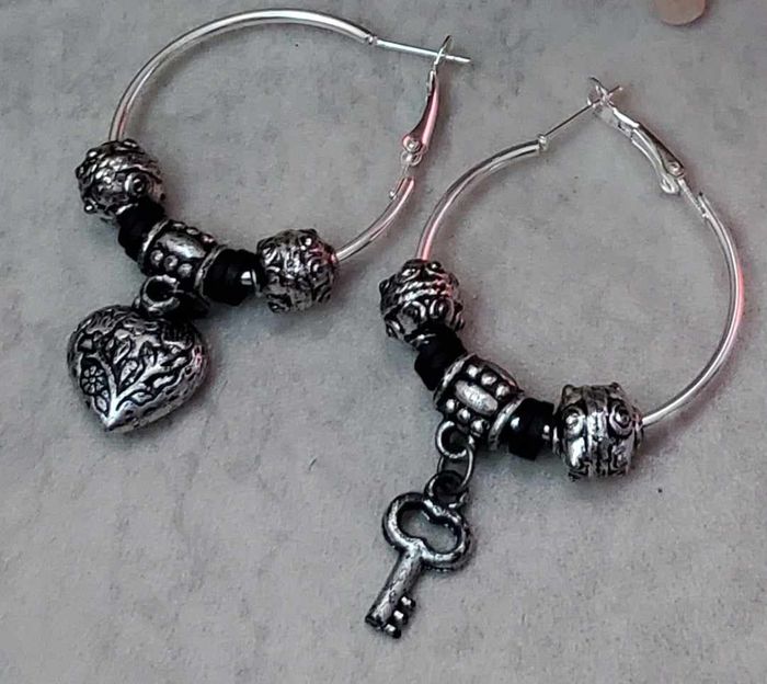 Boucles d'oreilles fantaisies neuves - photo numéro 2