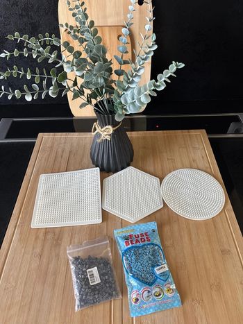 Lot pochoirs perles à repasser avec quelques perles