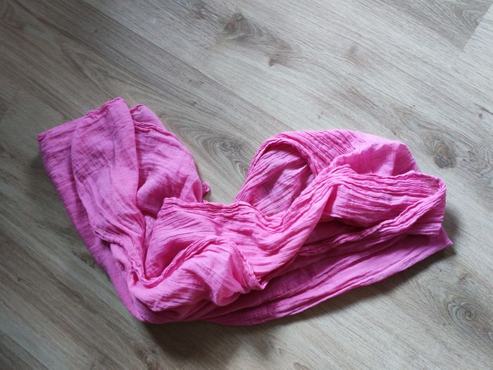 Echarpe châle en coton rose froissé - photo numéro 7