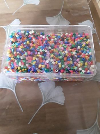 Boite de perles multicolores
