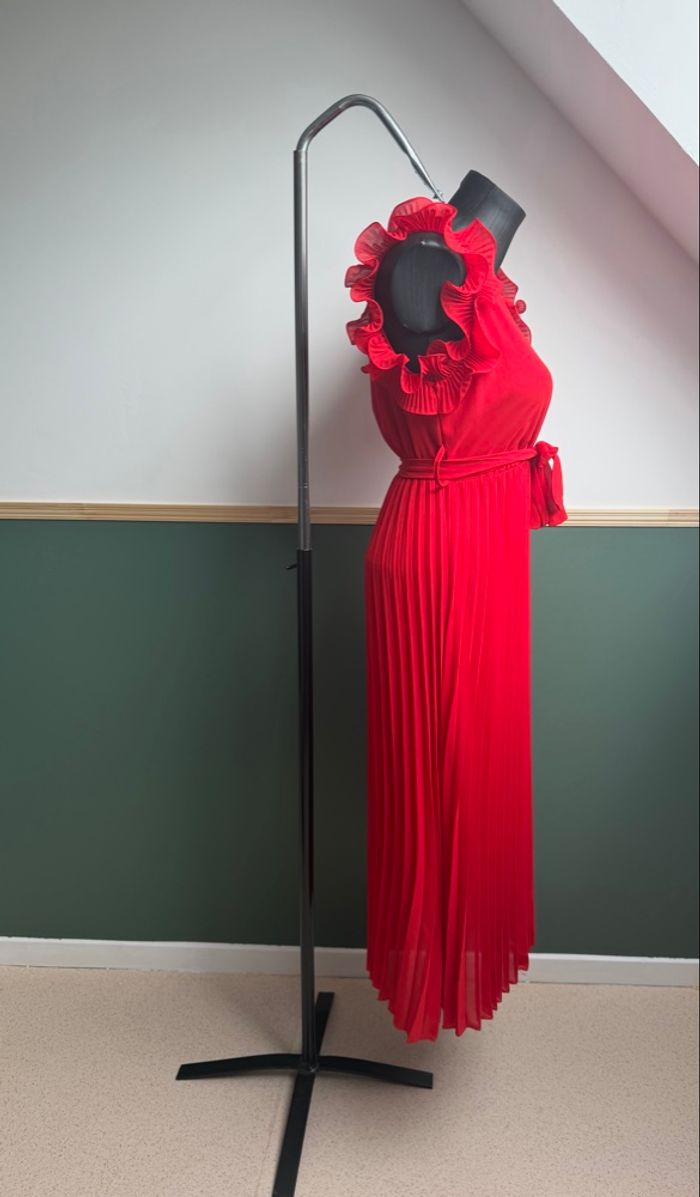 Robe longue rouge plissée décolleté en V croisé Victoria - photo numéro 3
