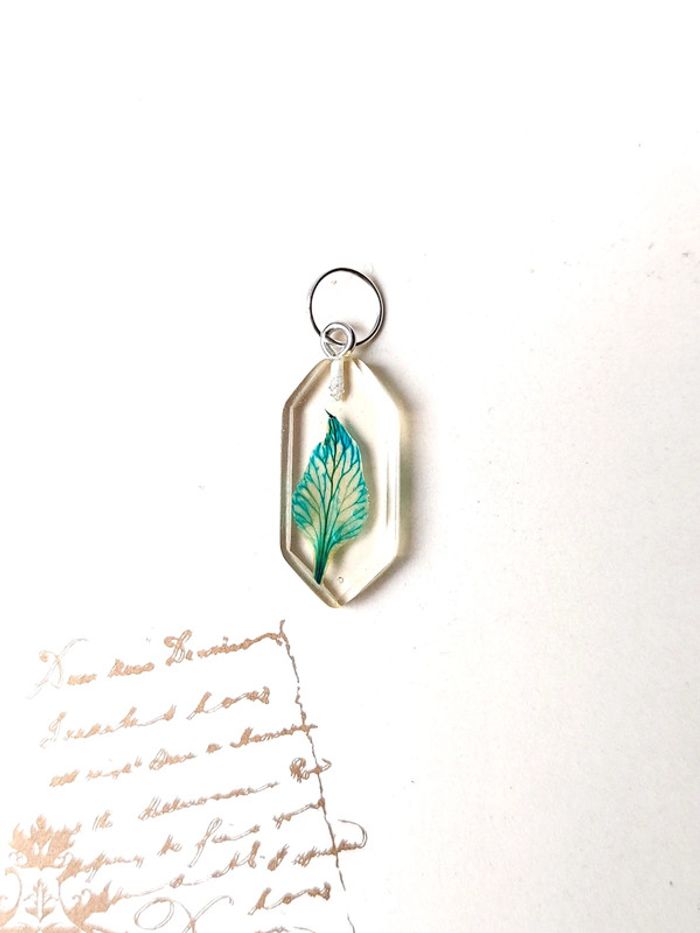 Magnifique pendentif en résine fleurs bleu - photo numéro 6