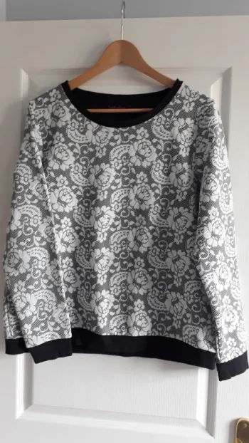 Sweat  blanc et noir XL
