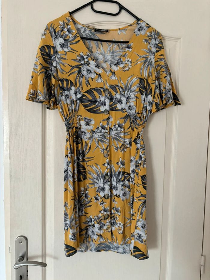 Robe jaune courte à fleurs