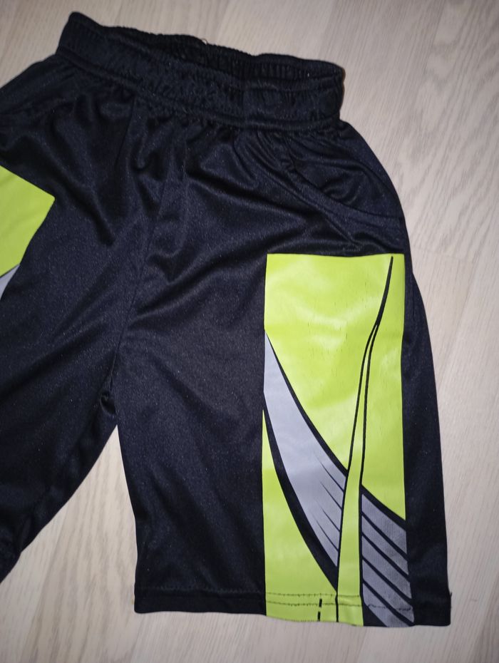 Short en nylon noir et vert 
T. 8 ans - photo numéro 3