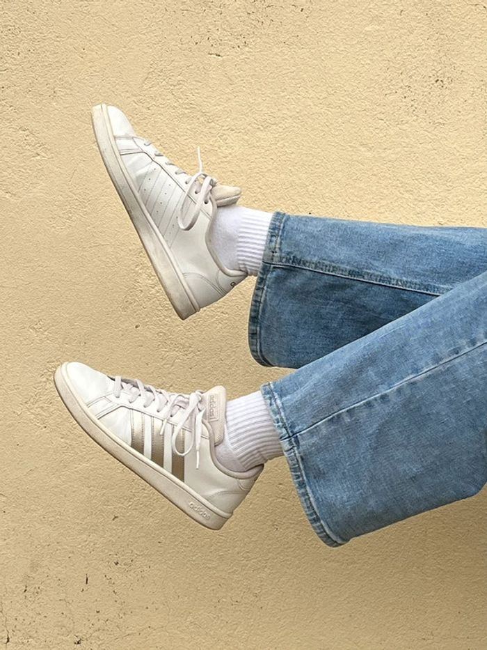 Baskets confortable Adidas Grand Court Base - blanc et gris argenté