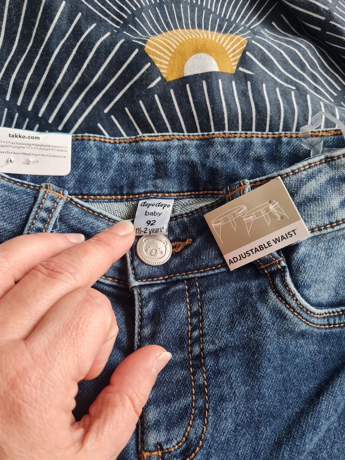 Jeans taille 18/24 mois soit 92 cm taille réglable neuf
