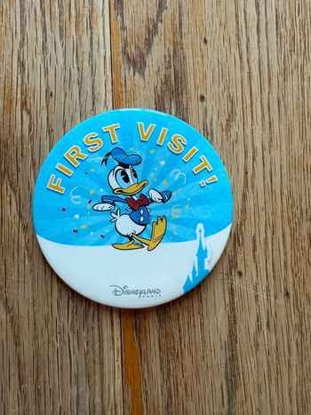 Badge à épingler Disney first visit Donald