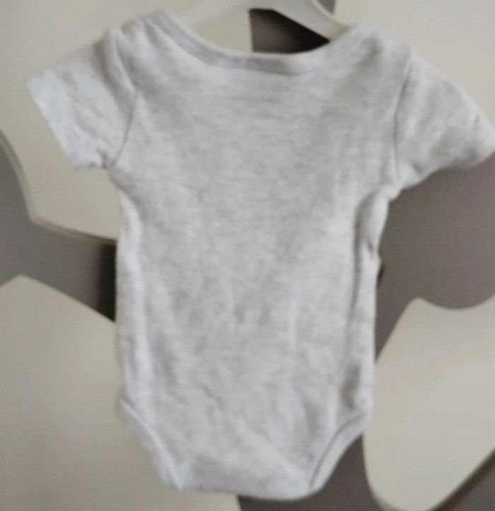 Body manches courtes gris Disney taille 1 mois - photo numéro 2