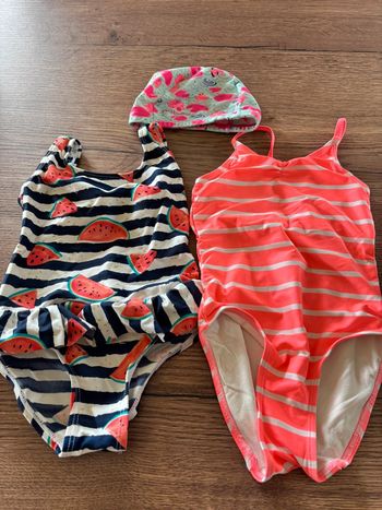 Lot de deux maillots 1 pièce + bonnet