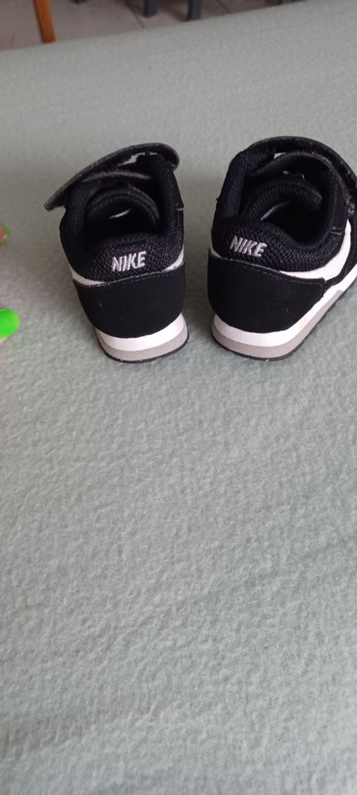 Très jolie petite paire de baskets bébé garçon Pointure 17 - photo numéro 4