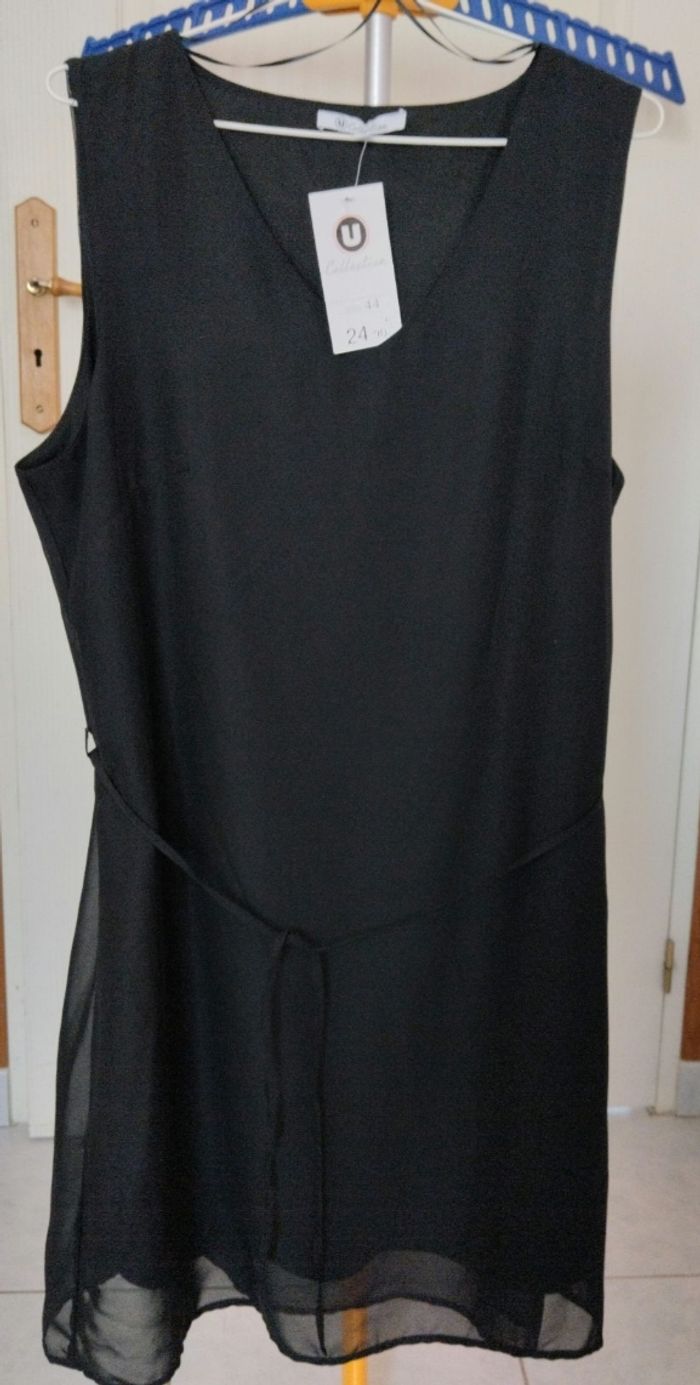 Robe noire sans manche