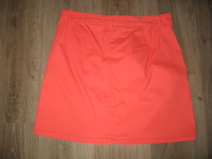 JUPE COURTE CORAIL "IN EXTENSO" - TAILLE 42 - n°03 - photo numéro 2