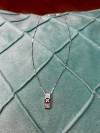 Collier raffiné argenté avec pendentif serti et pierre centrale scintillante 💎