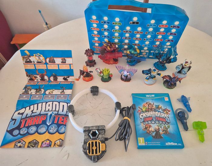 Skylanders trap team wii u avec socle et 13 figurines