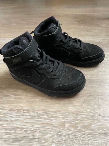 Nike court borough mid 2 noires taille 28