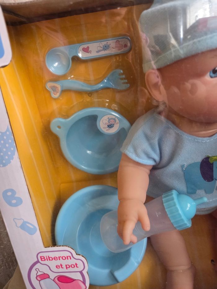Poupon boit son biberon et fait pipi - photo numéro 3