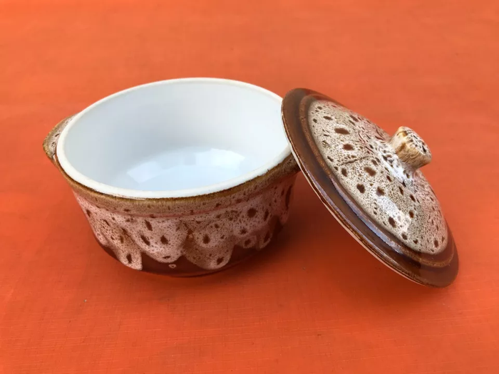 Années 1960 Céramique effet " fat lava " Terrine ronde à oreilles - photo numéro 7