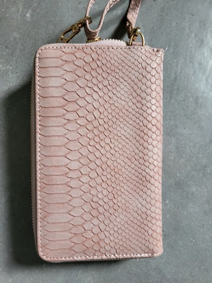 Pochette avec emplacement portable et porte carte très pratique pour emporté le minimum - photo numéro 3