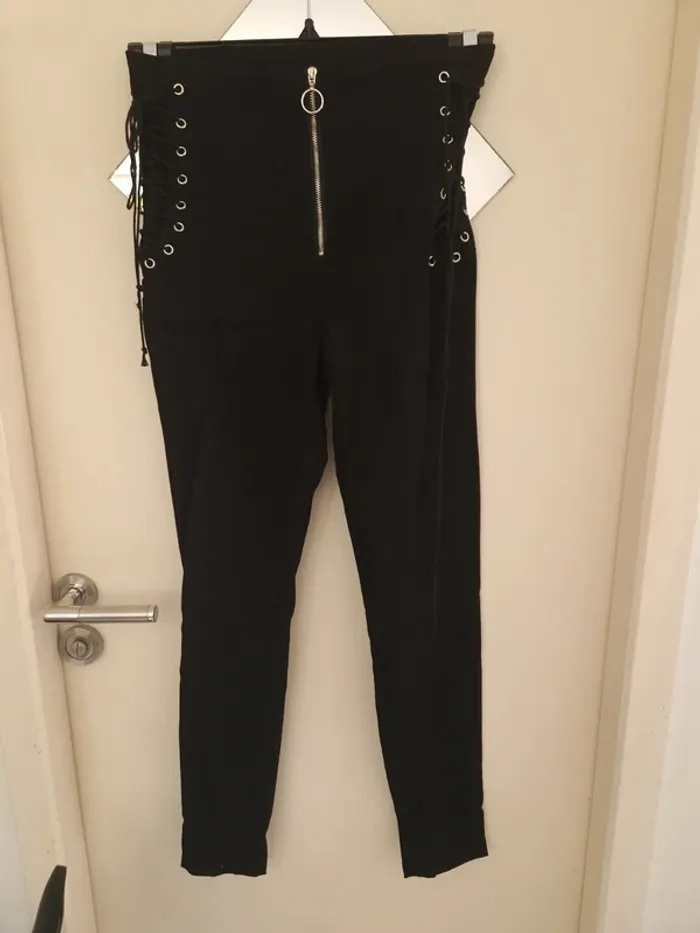 Jean moulant noir taille haute avec zip à lacets taille M