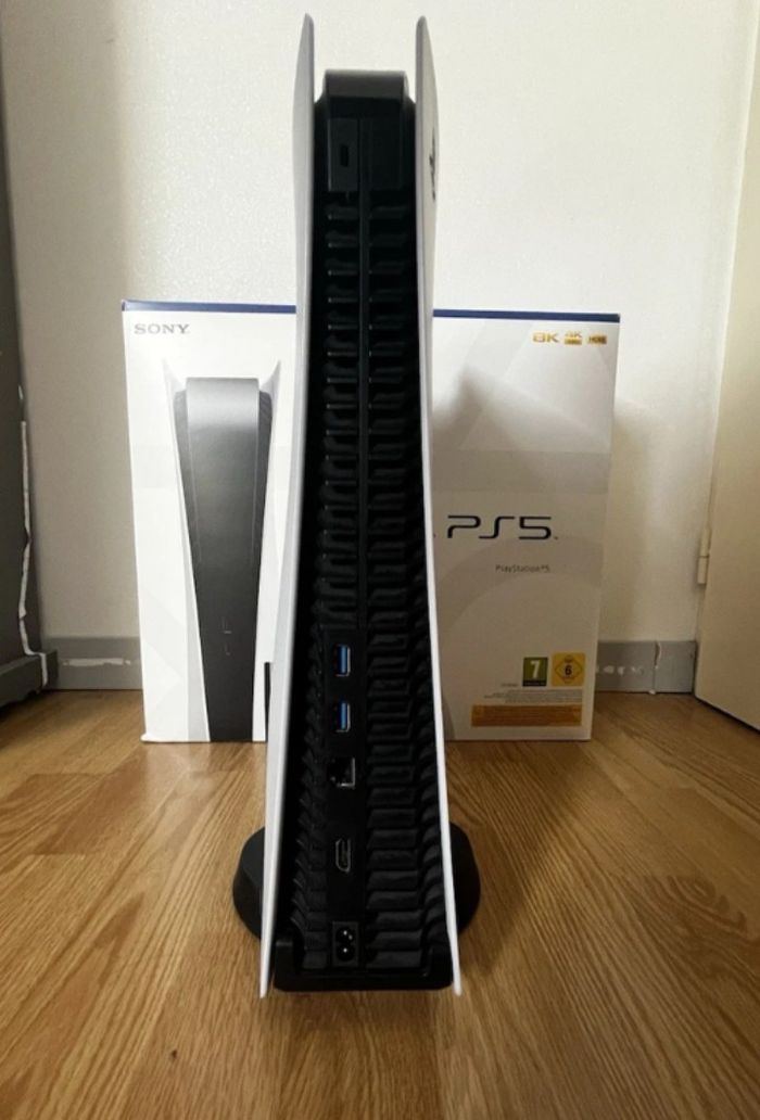 PS5 Standard CD + 2 manettes et support + casque et jeu- très bon état - photo numéro 4
