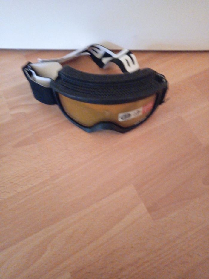 Jolie paire de lunettes de ski neuves