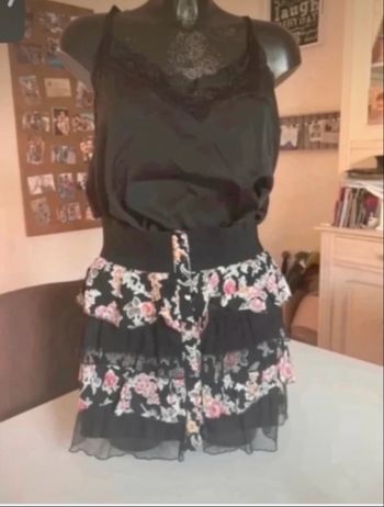 Jupe courte pour femme très bon état taille M couleur noir motifs fleurs