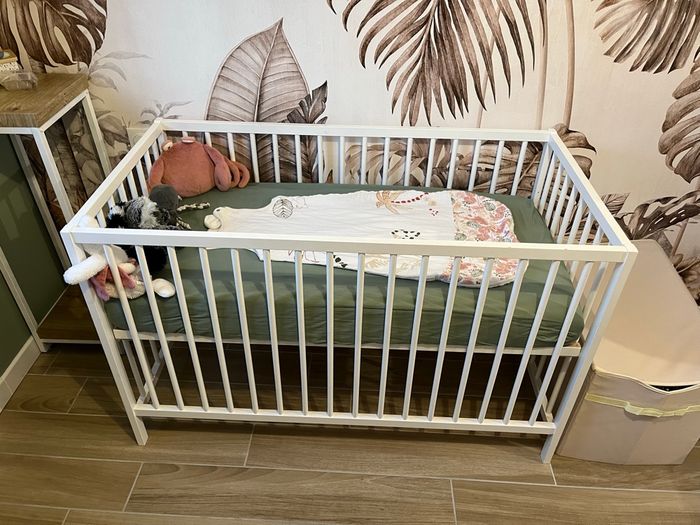 Lit bébé en bois avec matelas