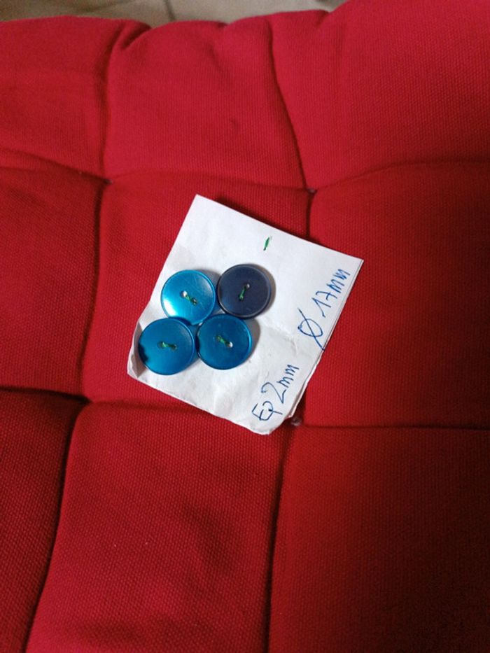 Lot 4 boutons plats bleus
