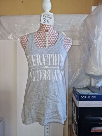 Débardeur, gris à inscription blanche, longueur 61cm devant 66cm derrière, en coton &viscose, en trè