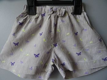 Short gris à rayures motifs papillons