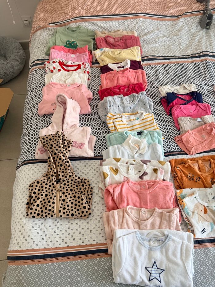 Lot pyjamas,bodies et vêtements - photo numéro 2