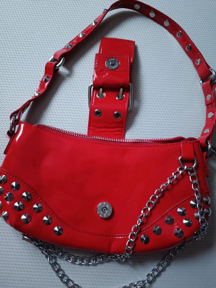 Sac vinyl rouge clouté avec chaines - photo numéro 2