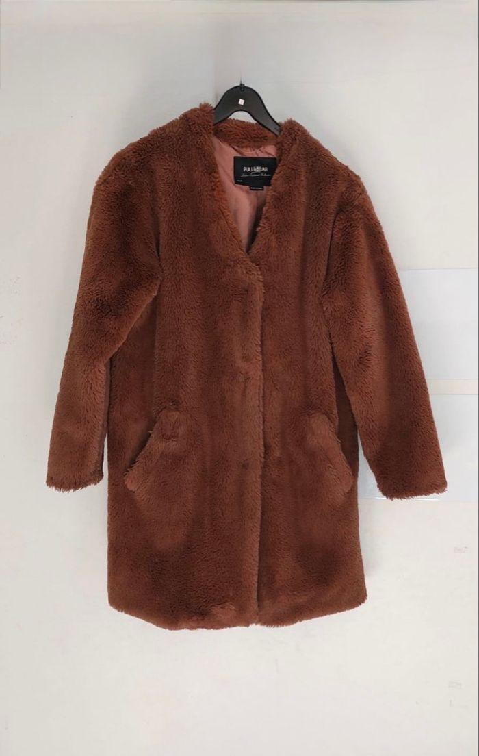 Manteau en fausse fourrure épaisse Pull & bear taille M en très bon état. - photo numéro 2