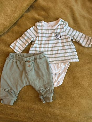 Ensemble bodie teeshirt et pantalon vert d’eau 3 mois