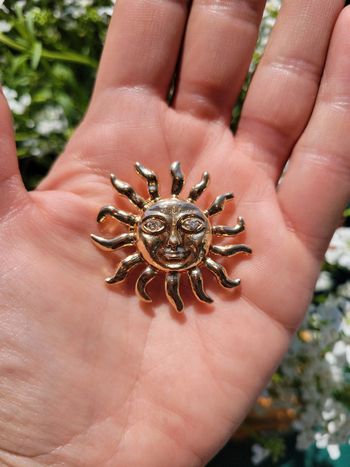 Broche soleil yeux zirconiums