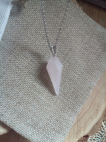 Collier avec pointe en pierre de quartz rose