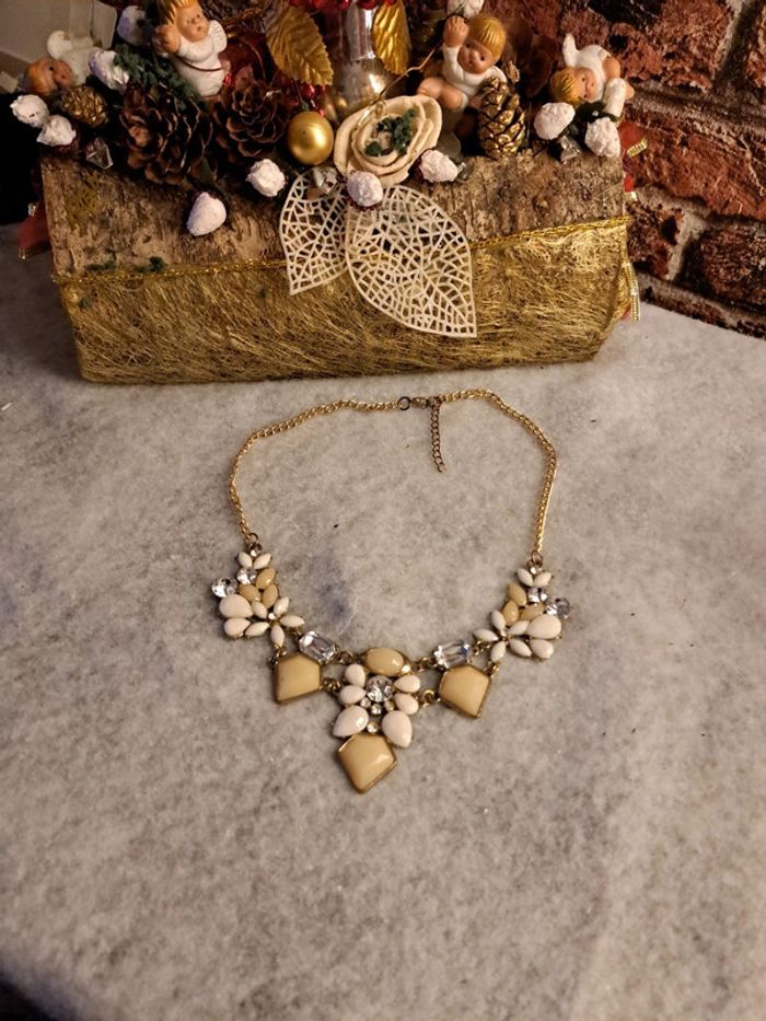 Collier avec strass blanc beige cristal