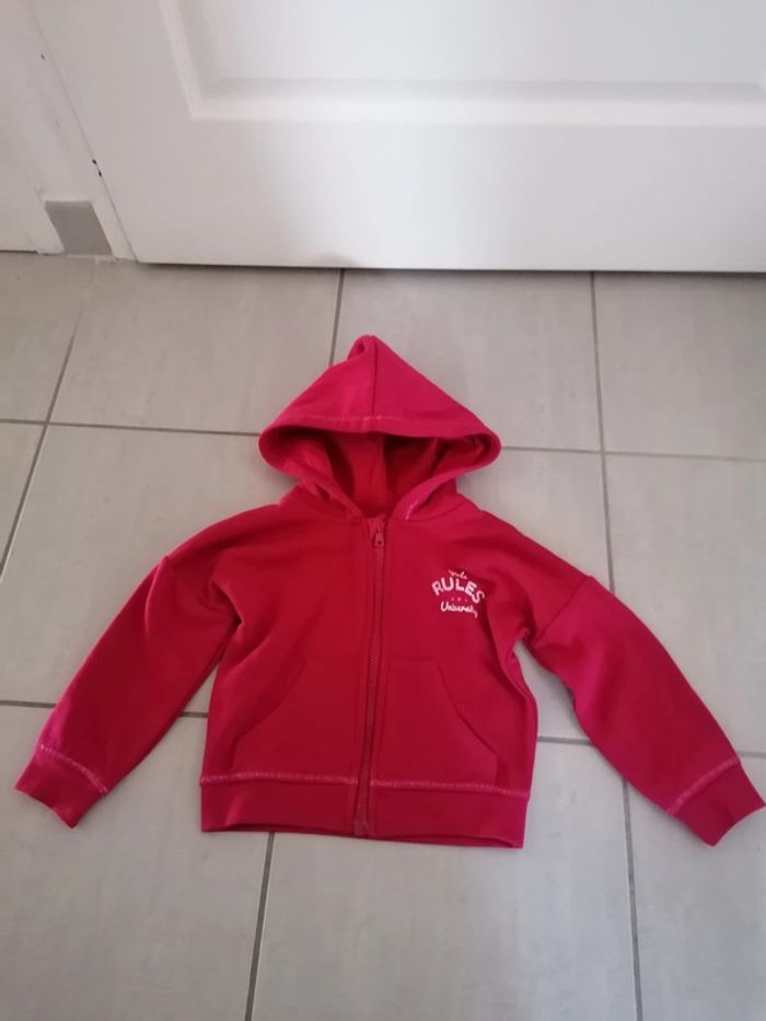Sweat zippé neuf juste lavé taille 4 ans