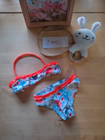 Maillot de bain pour fille taille 2 ans très bon état